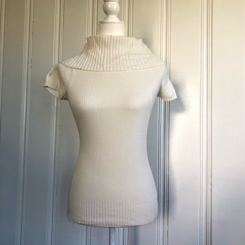 White ribbed collared short sleeve shirt